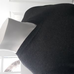 Wallin dark grey cotton and cashmere vneck sweater. Medium